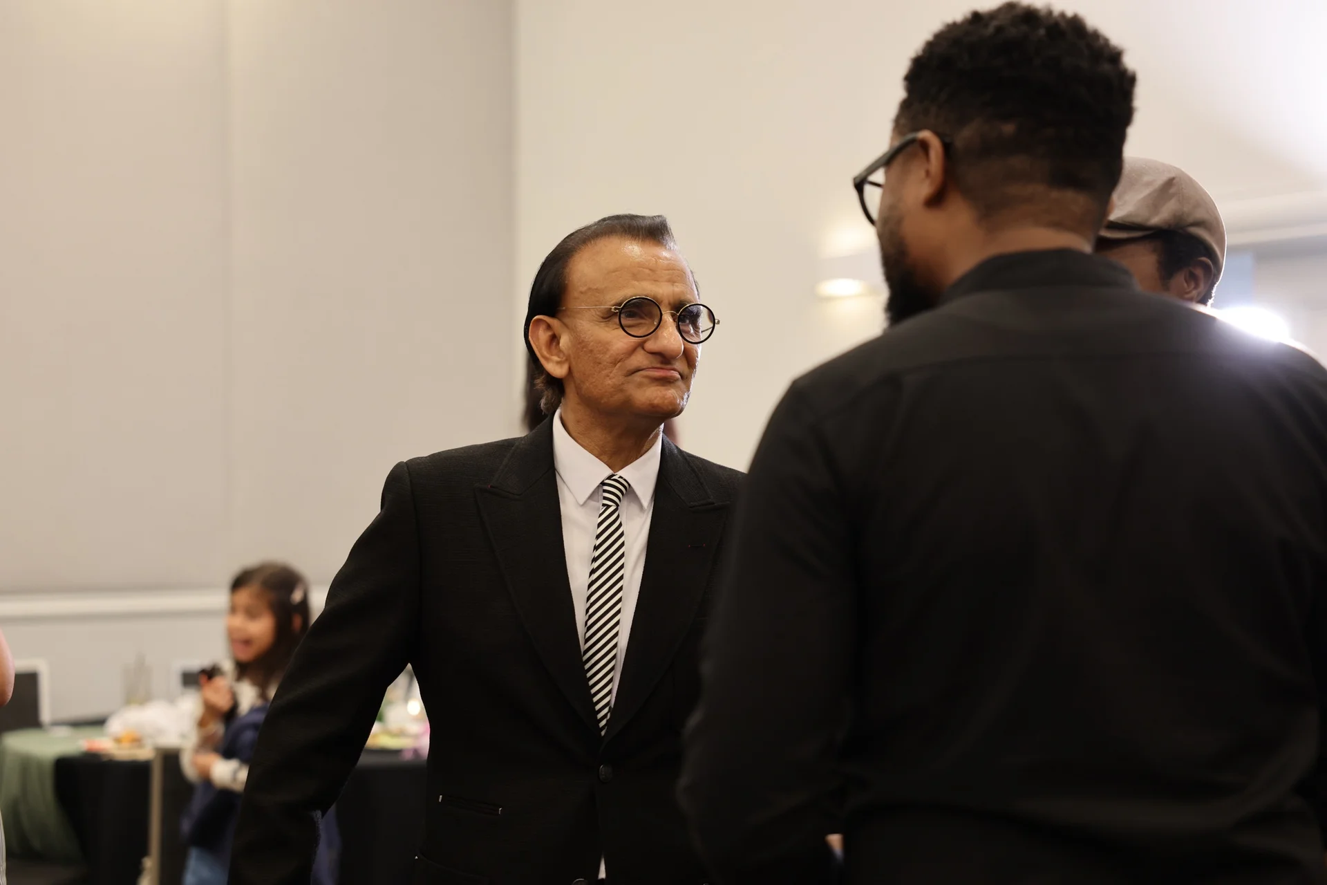 Two attendees talking with each other between sessions